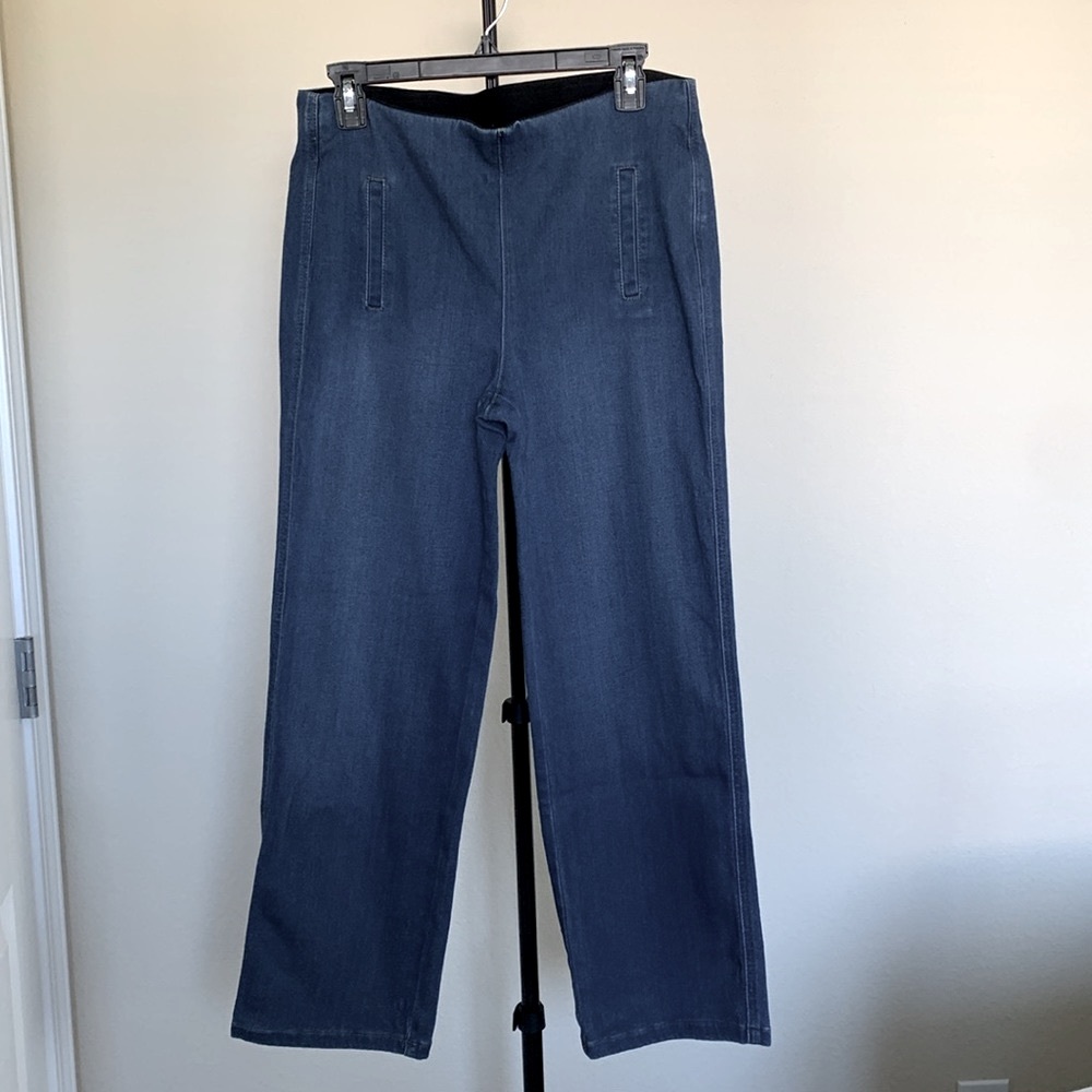 Chico NWT pull up straight jeans. Excellent condition.